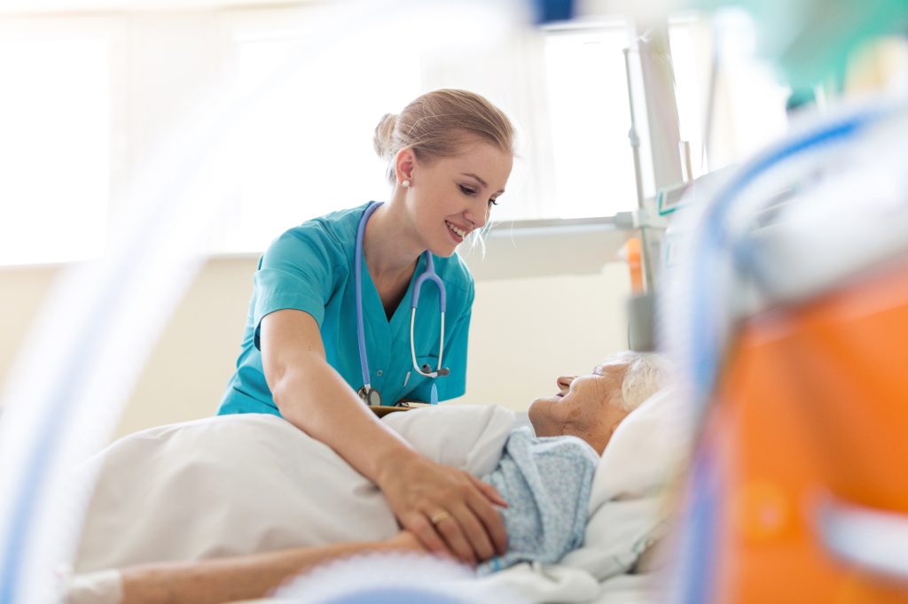 Pflegende Hände, freundliches Lächeln: Die Übergangspflege im Krankenhaus ist nun geregelt. Foto: Adobe Stock/pikselstock