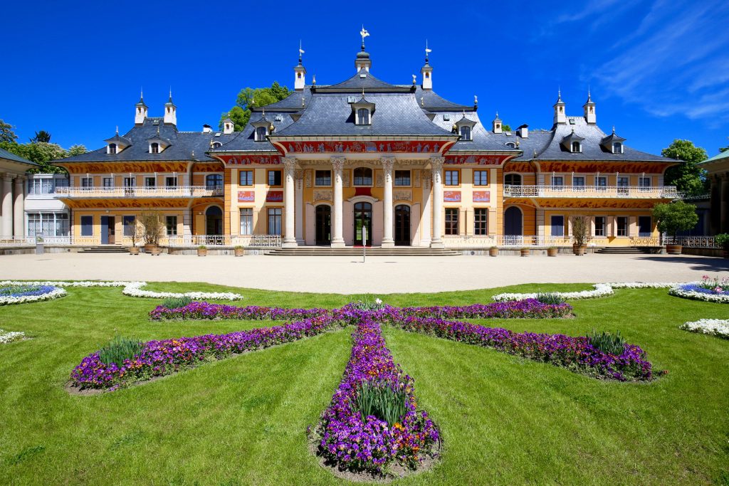 Vorderfront von Schloss Pillnitz in Dresden mit dem prachtvollen Vorgarten.