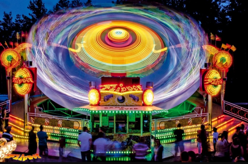 Buntes Karussel Flipper auf dem Volksfestgelände.