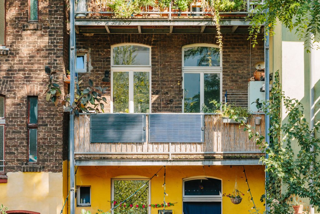 Balkon ist von draußen zu sehen mit Ökostrom.