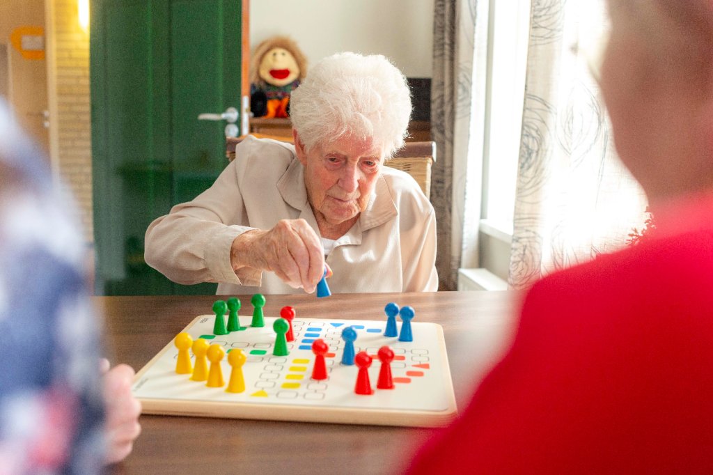 Seniorin, spielen, Wer ärgert sich, Spieleplus