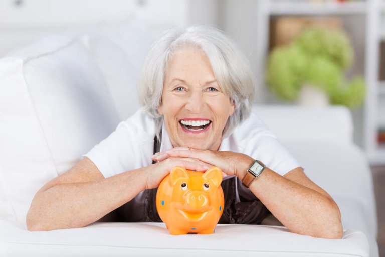 Wenn Renate Bergmann im Haushalt spart, kommt jeder Pfennig ins Sparschwein.