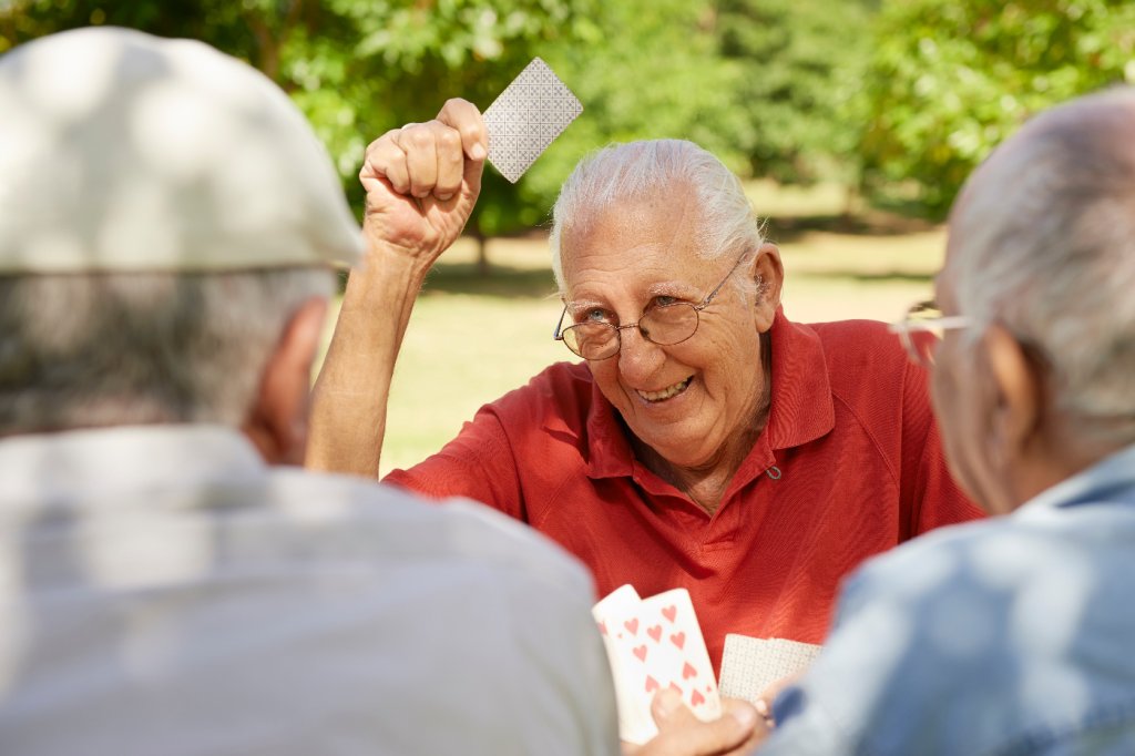 Männer spielen Karten