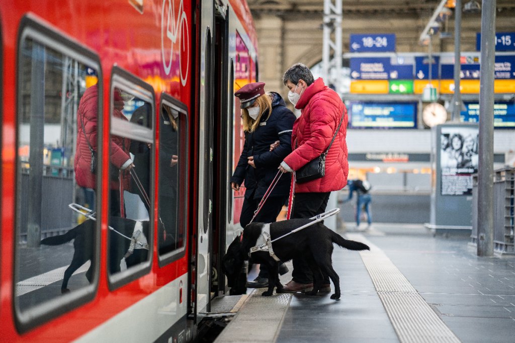 DB barrierefrei Hilfe beim Einstieg bei eingeschränkter Sehfähigkeit