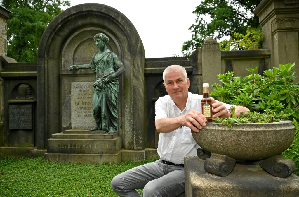 Schmecken lassen: Martin Kaden (57) vom Freundeskreis Trinitatis- und Johannisfriedhof am Grab von Carl Schmieder (1879-1945), wo zur Führung Worcester Sauce mit Toast probiert werden kann.