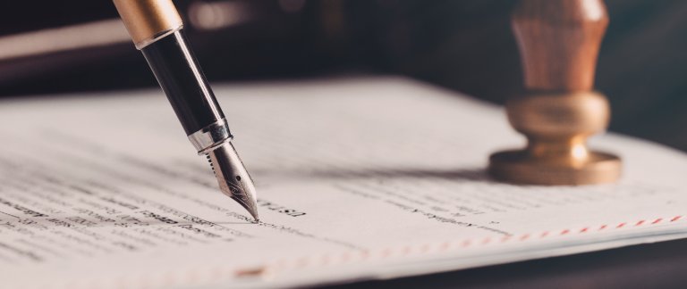 Richtig vererben mit einem Testament. Das kann handschriftlich oder auch notariell angefertigt werden. Foto: Adobe Stock/Proxima Studio