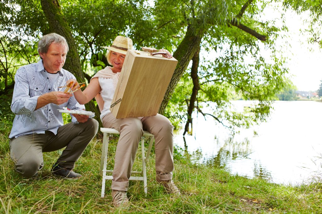 Die Tätigkeit eines Senioren-Assistenten ist umfangreich: Unterhaltung und geistiger Austausch gehören ganz wesentlich dazu. Foto: AdobeStock/Robert Kneschke