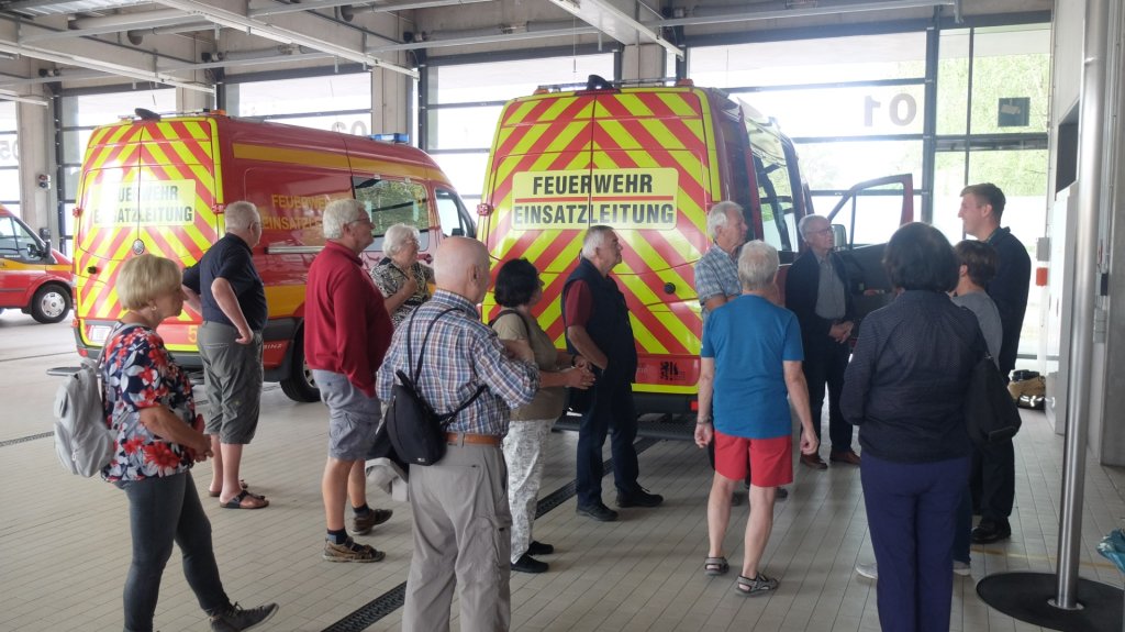 Krankenwagen in der Feuerwache mit Senioren bei einer Führung