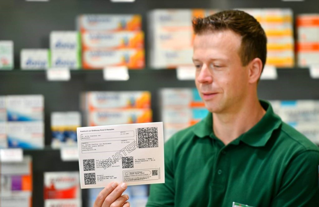 Apotheker Patrick Kolbe in seiner Zwingli-Apotheke in Dresden zeigt, wie der Ausdruck eines E-Rezepts aussieht. Foto: Matthias Rietschel