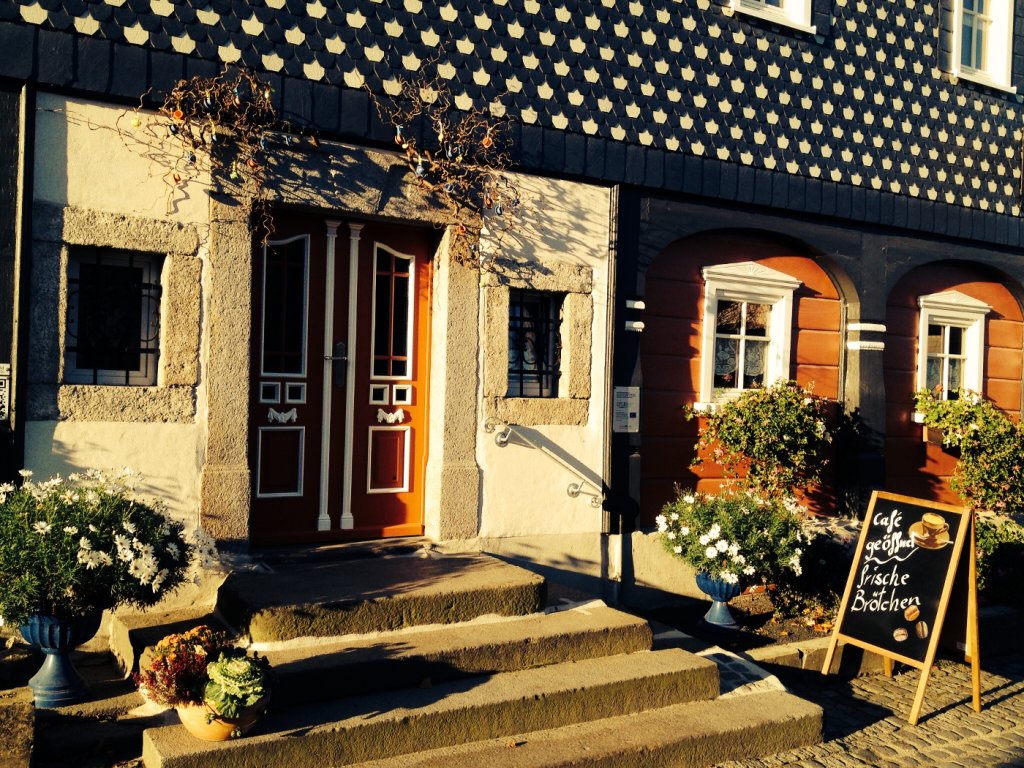 Das Café Brumme in der Außenansicht mit der Fassade des Umgebindehauses