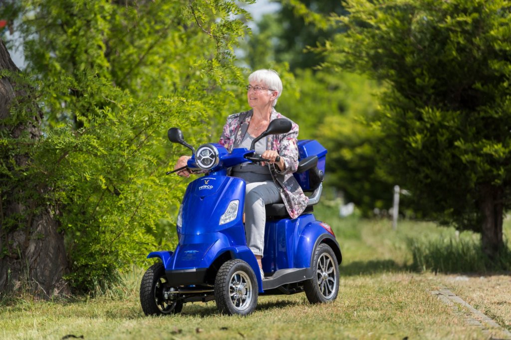 Mit dem Elektromobil „Faster“ ist Carla Arnold flott unterwegs. Foto: Matthias Rietschel