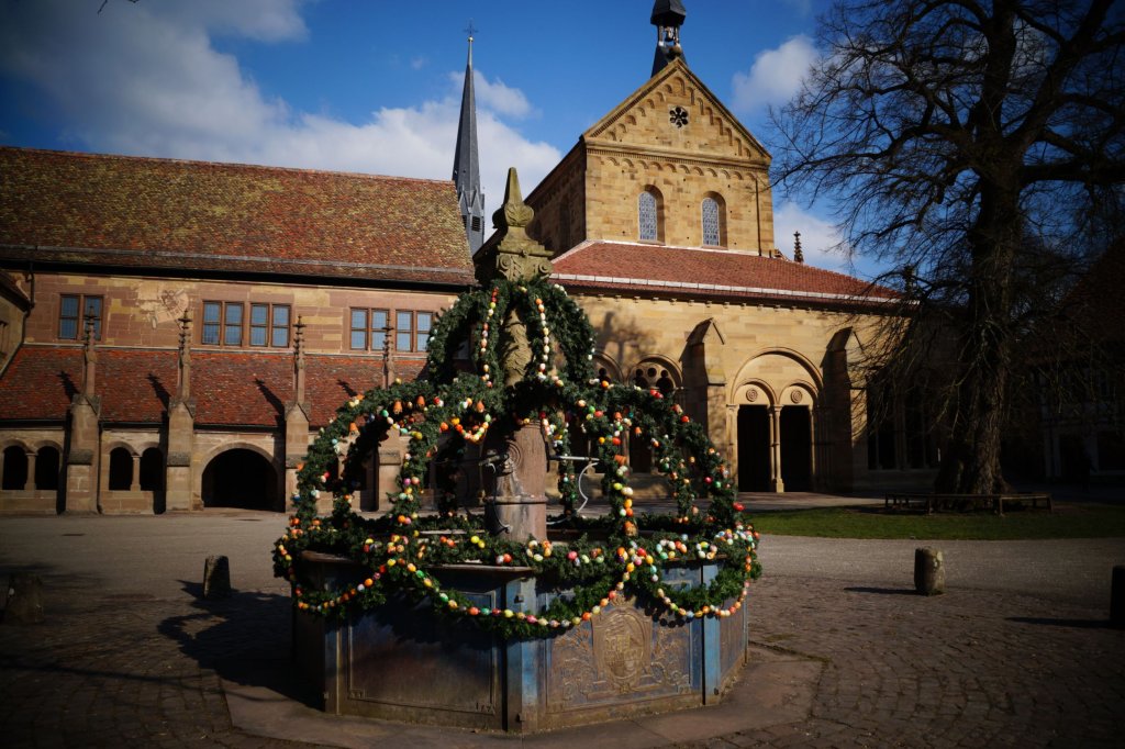 Klosterkirche mit Paradies, Kloster Maulbronn: Überraschende Erkenntnisse zu ihrem Bau im Mittelalter ergaben sich bei der Restaurierung der Klosterkirche, die erst vor wenigen Jahren abgeschlossen wurde.