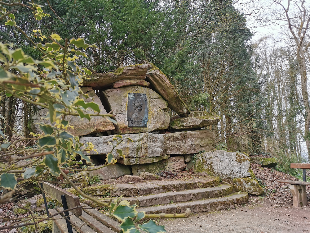 Blick auf das steinerne Sisi-Denkmal mit der Gedenktafel an die Kaiserin.