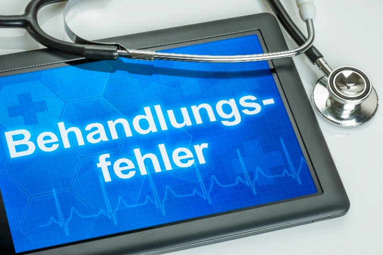 Tablet mit dem Text Behandlungsfehler auf dem Display