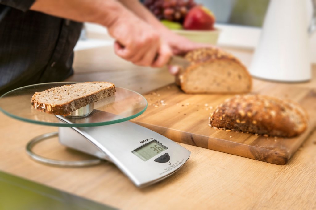 Brot wird geschnitten und anschließend abgewogen.