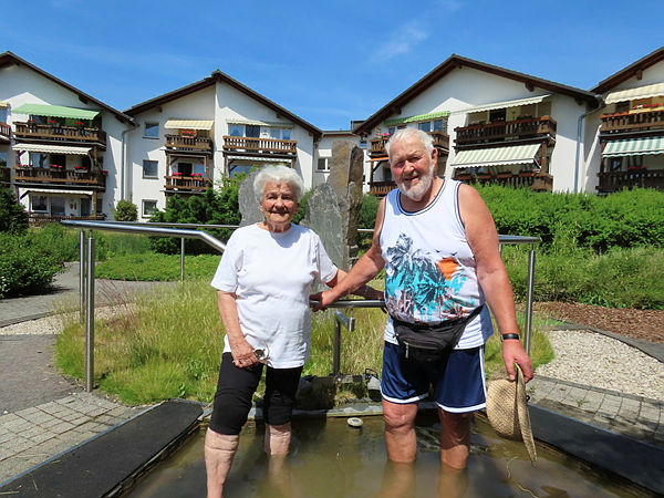 Verliebtes Paar hohen Alters beim Wassertreten