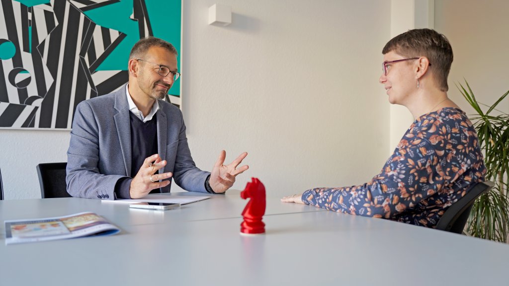 Beratungsgespräch zwischen Jurist und Klient