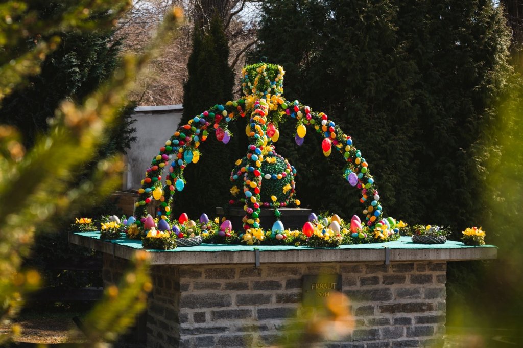 Bunt geschmückter Osterbrunnen