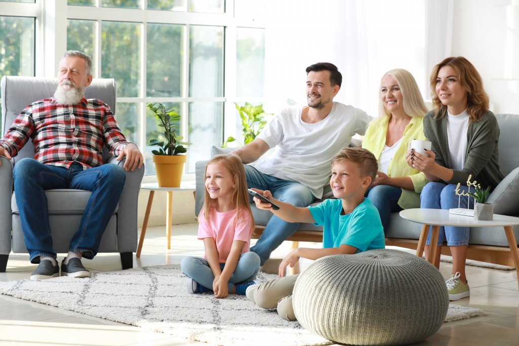 Familie beim gemeinsamen TV-gucken