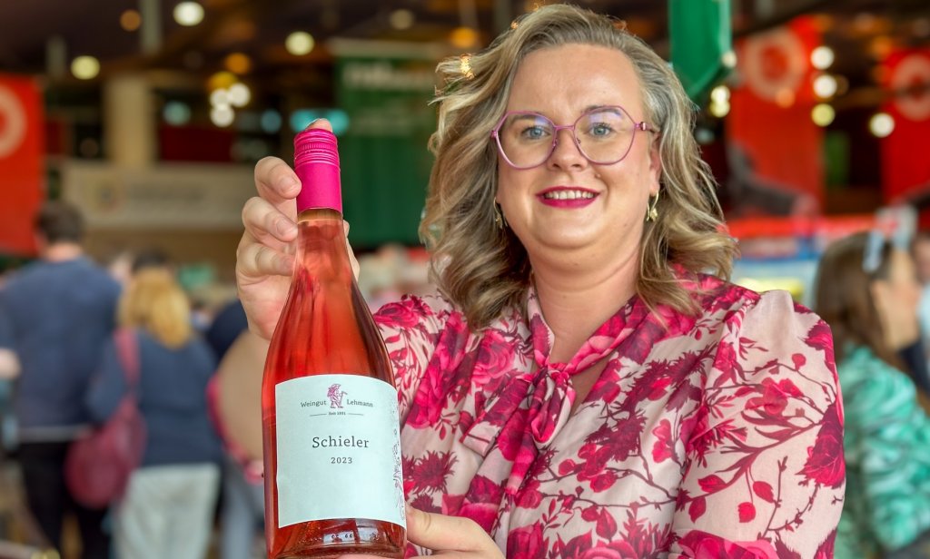 Maria Lehmann mit ener Flasche Schieler