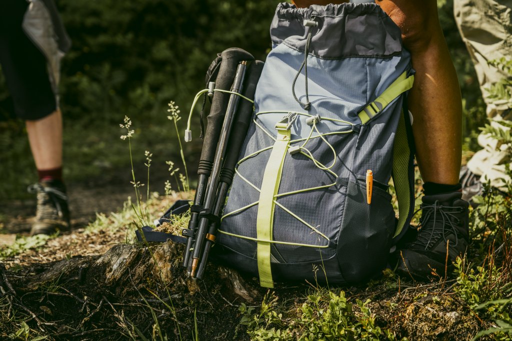 Rucksack am Wegesrand