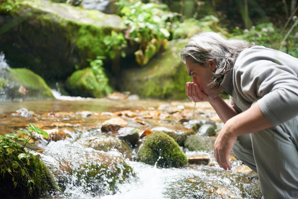 Wassertrinker am Fluss