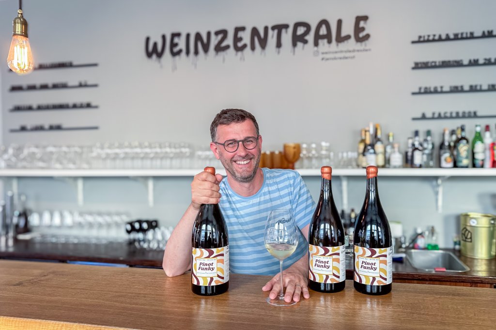 Sommelier Jens Pietzonka mit seinem Weißburgunder.