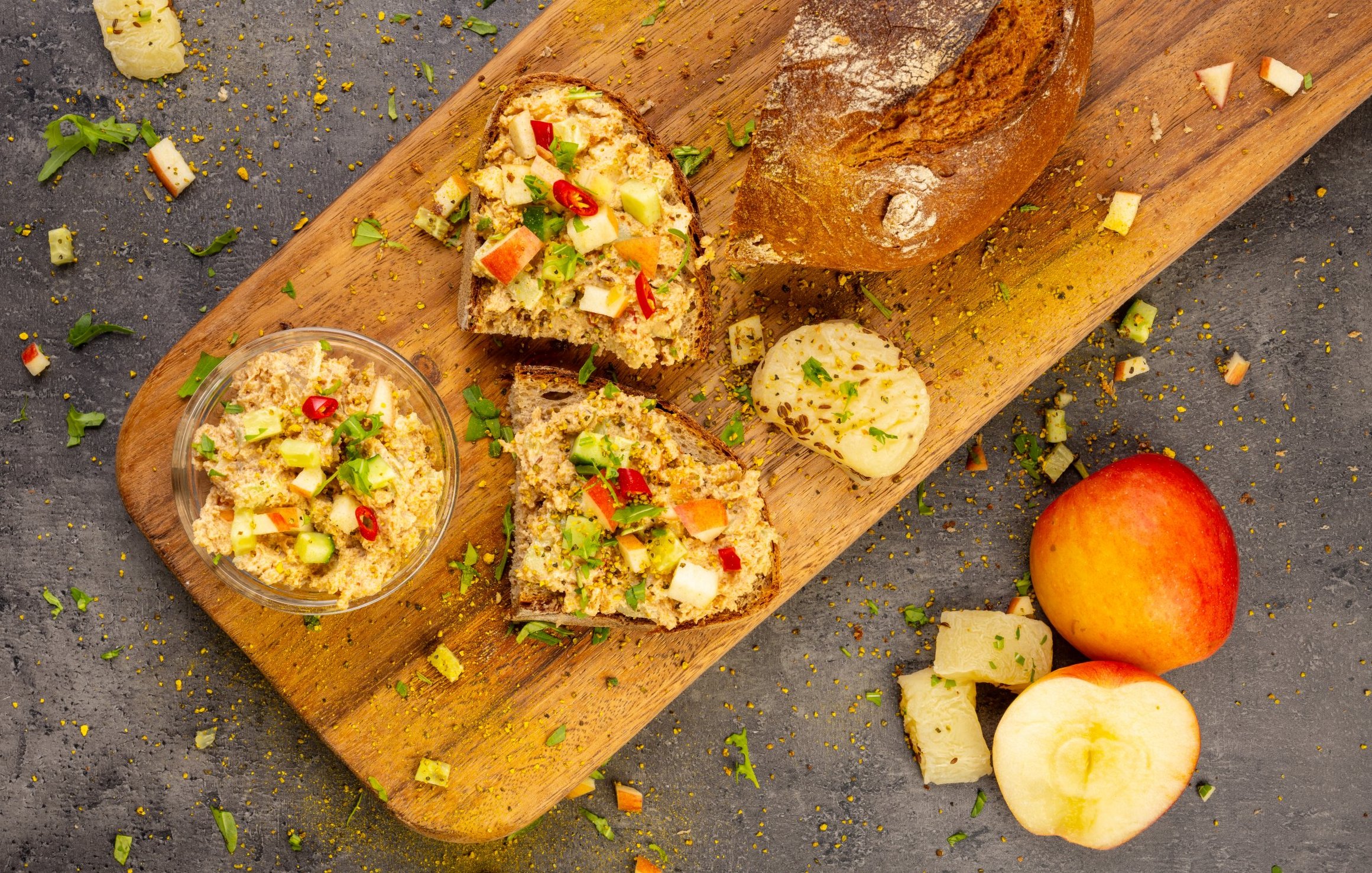 Handkäse-Creme mit Gurke, Apfel & Erdnuss