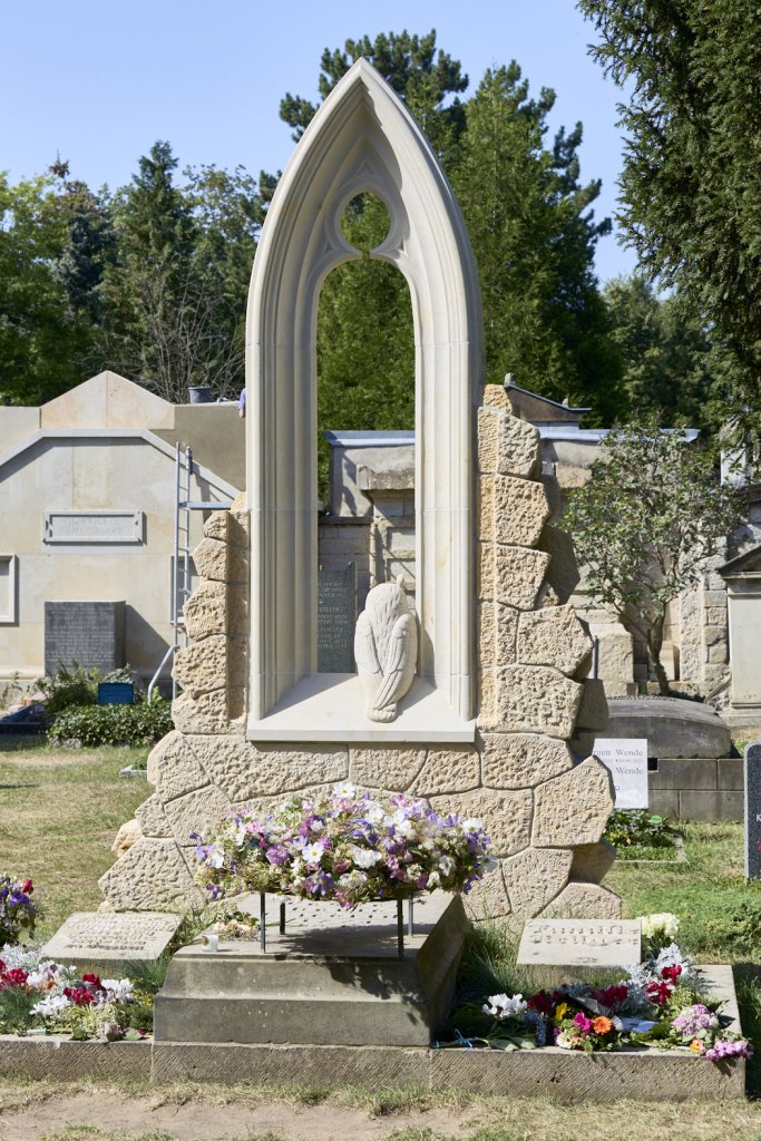 ein Friedhof mit einer Statue einer Frau