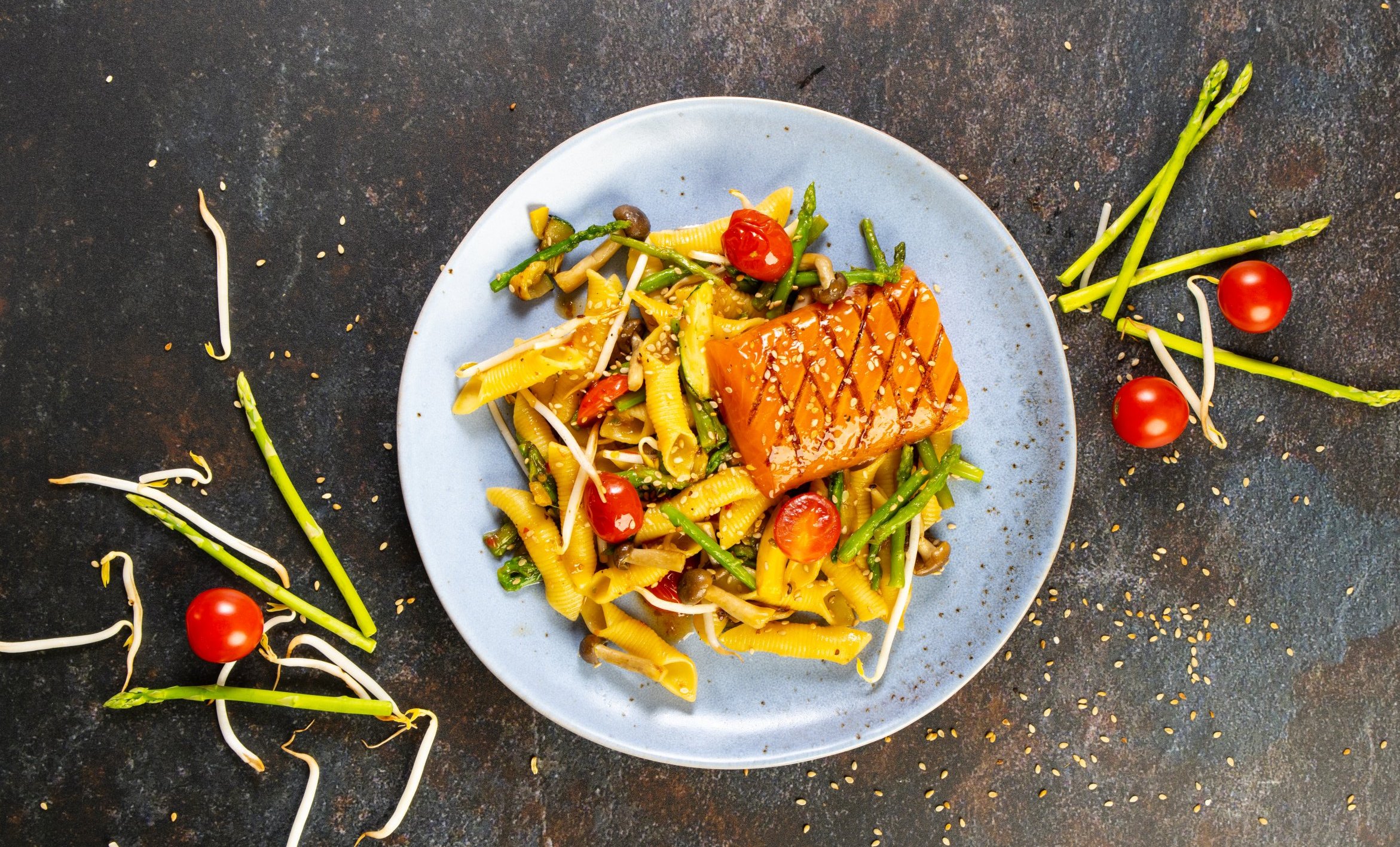 Gebeizter Lachs mit Pasta-Thai-Spargel-Salat