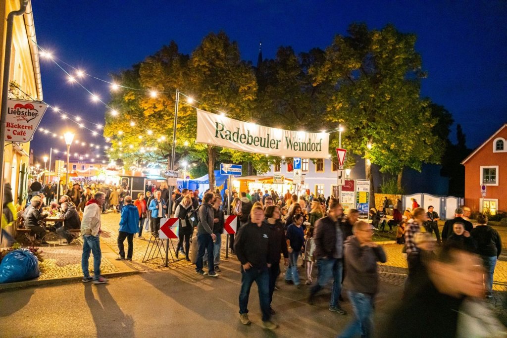 Menschen, die nachts auf der Straße gehen