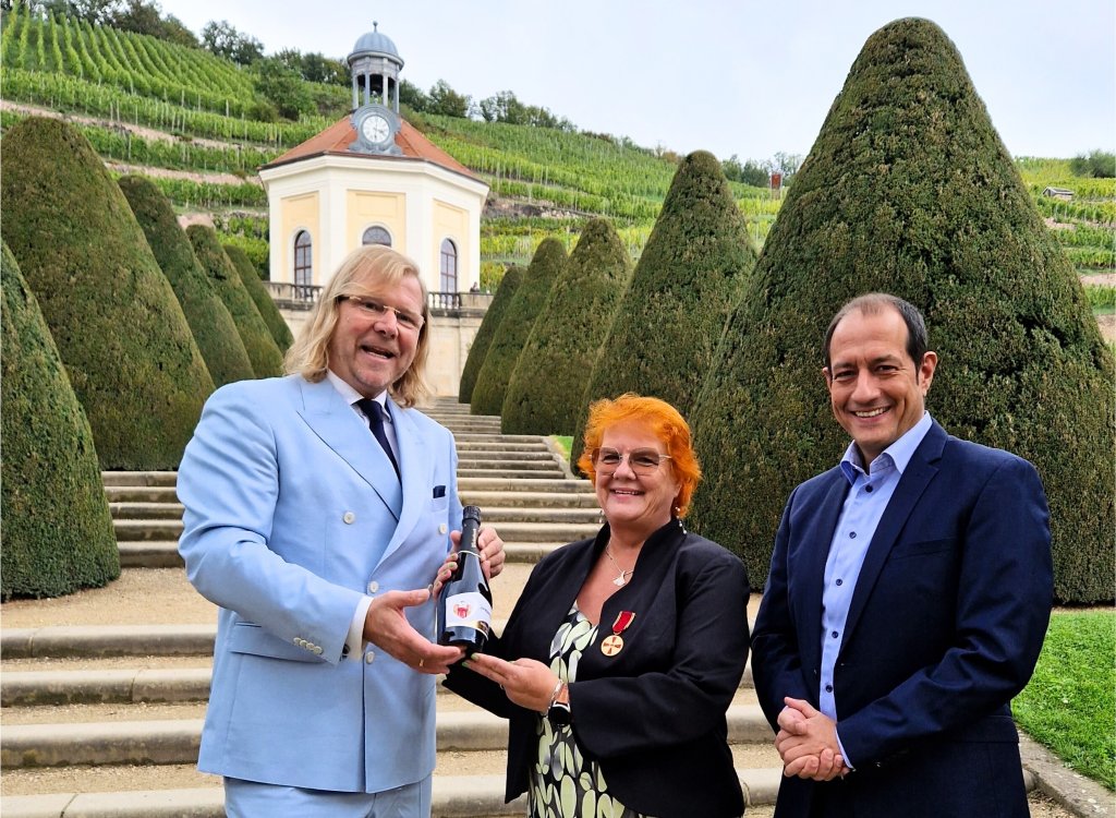 ein Mann und eine Frau stehen vor einem Gebäude