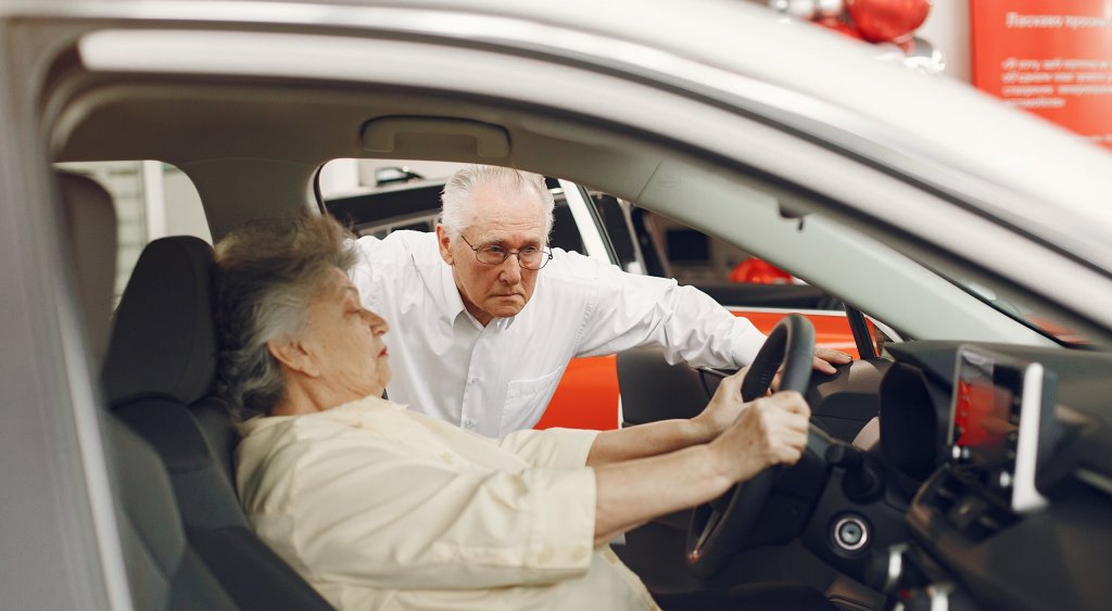 ein Mann und eine Frau in einem Auto