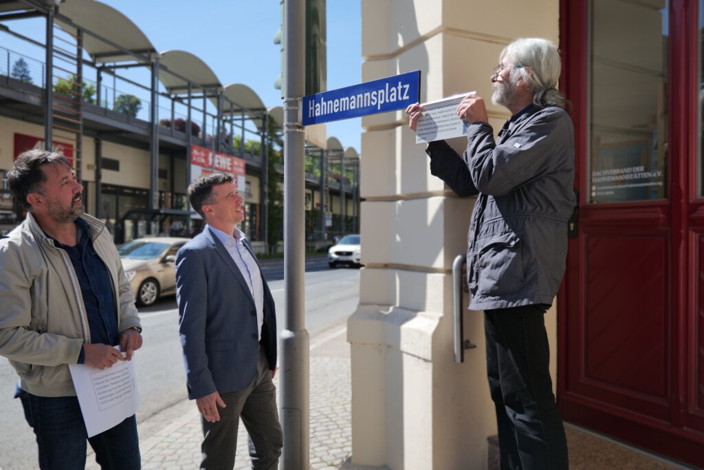 Der Straßenname wird auf dem Legendenschild erklärt.