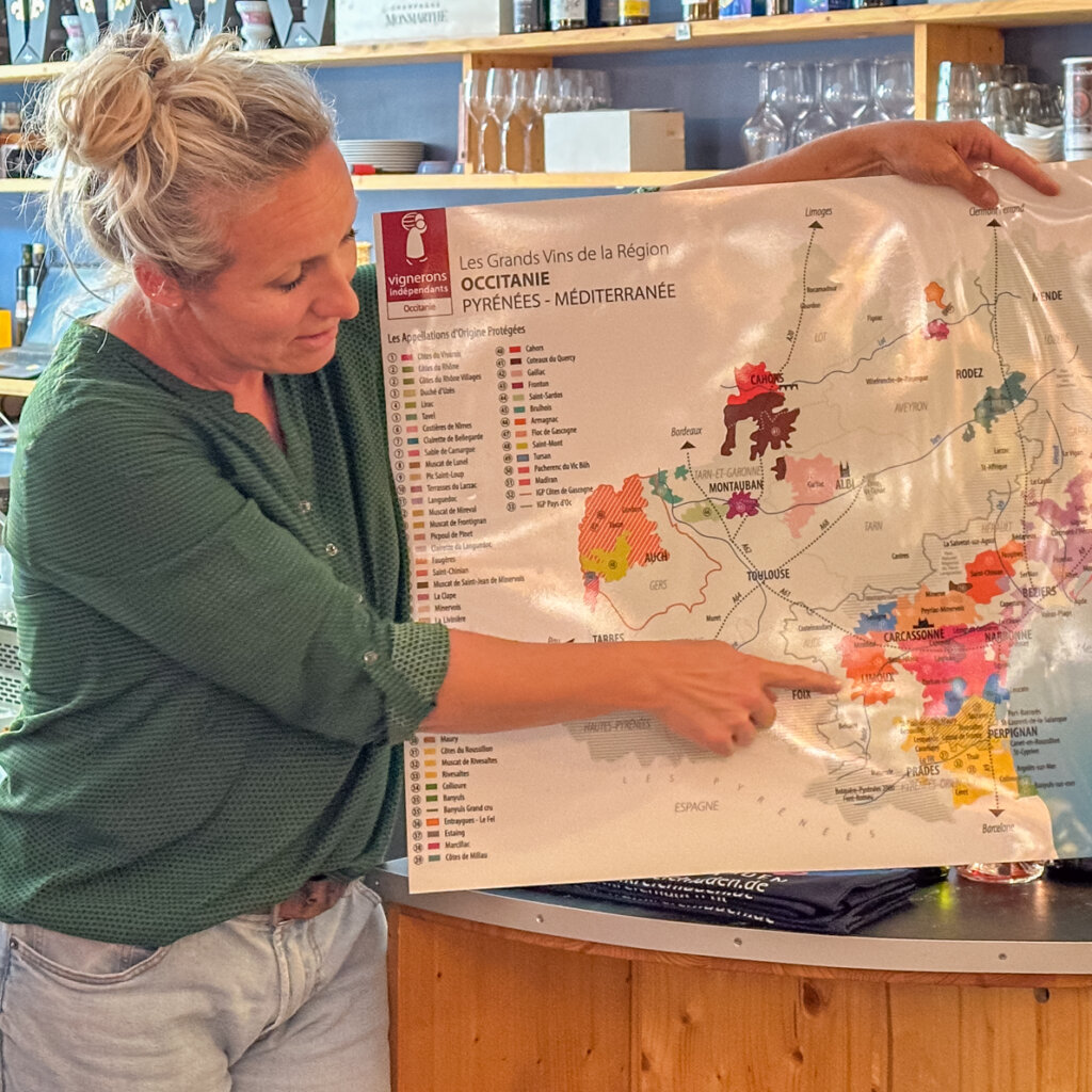 Julia Gil zeigt, wo sie den Chenin Blanc anbaut.