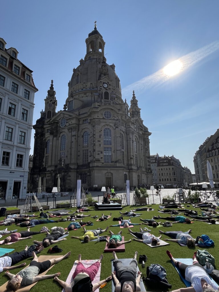 Yoga vor der Frauenkirche