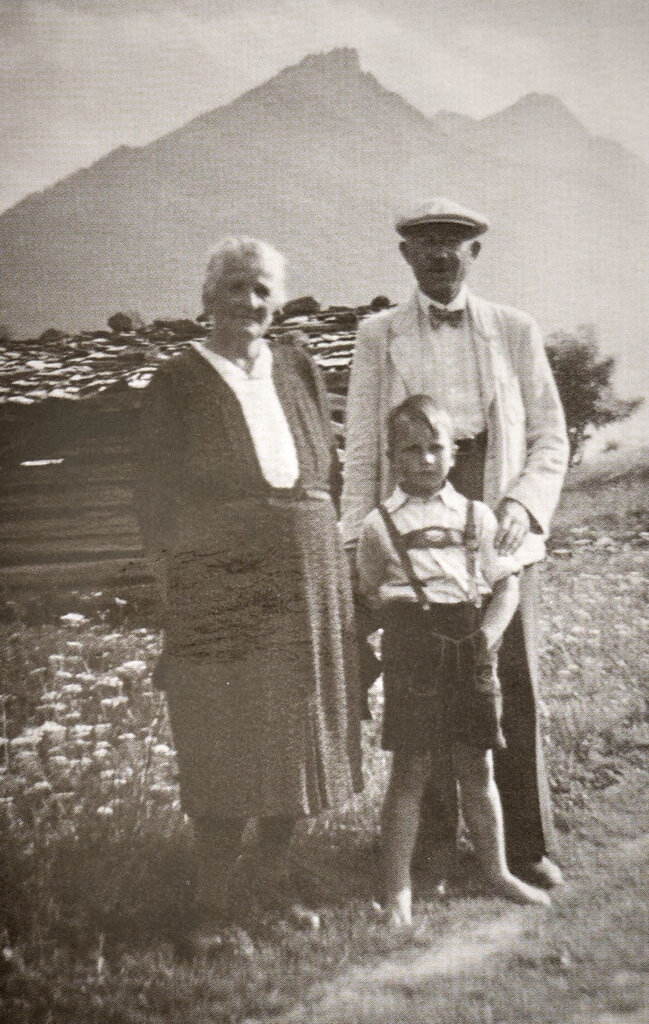 Ernst Hirsch mit seiner Mutter und seinem Vater