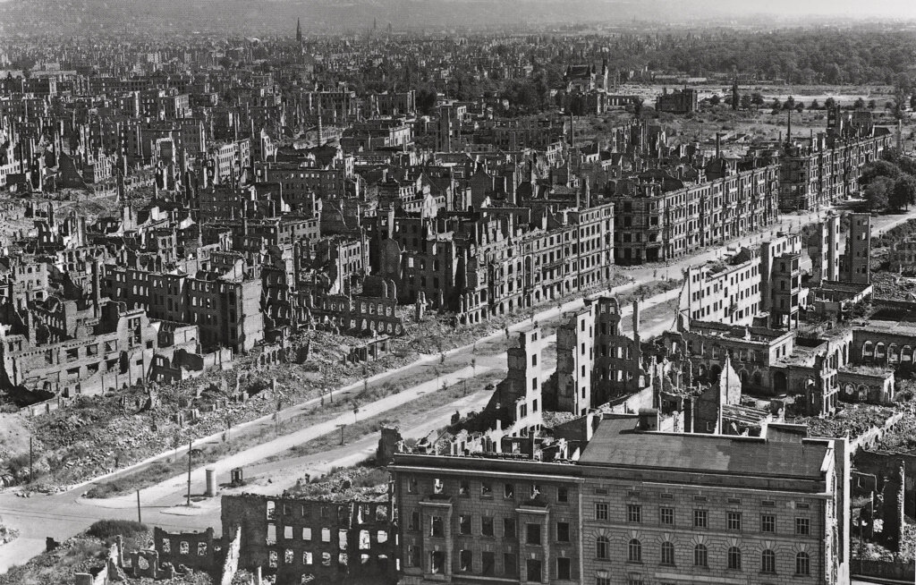 Nach der Bombardierung Dresden 1945